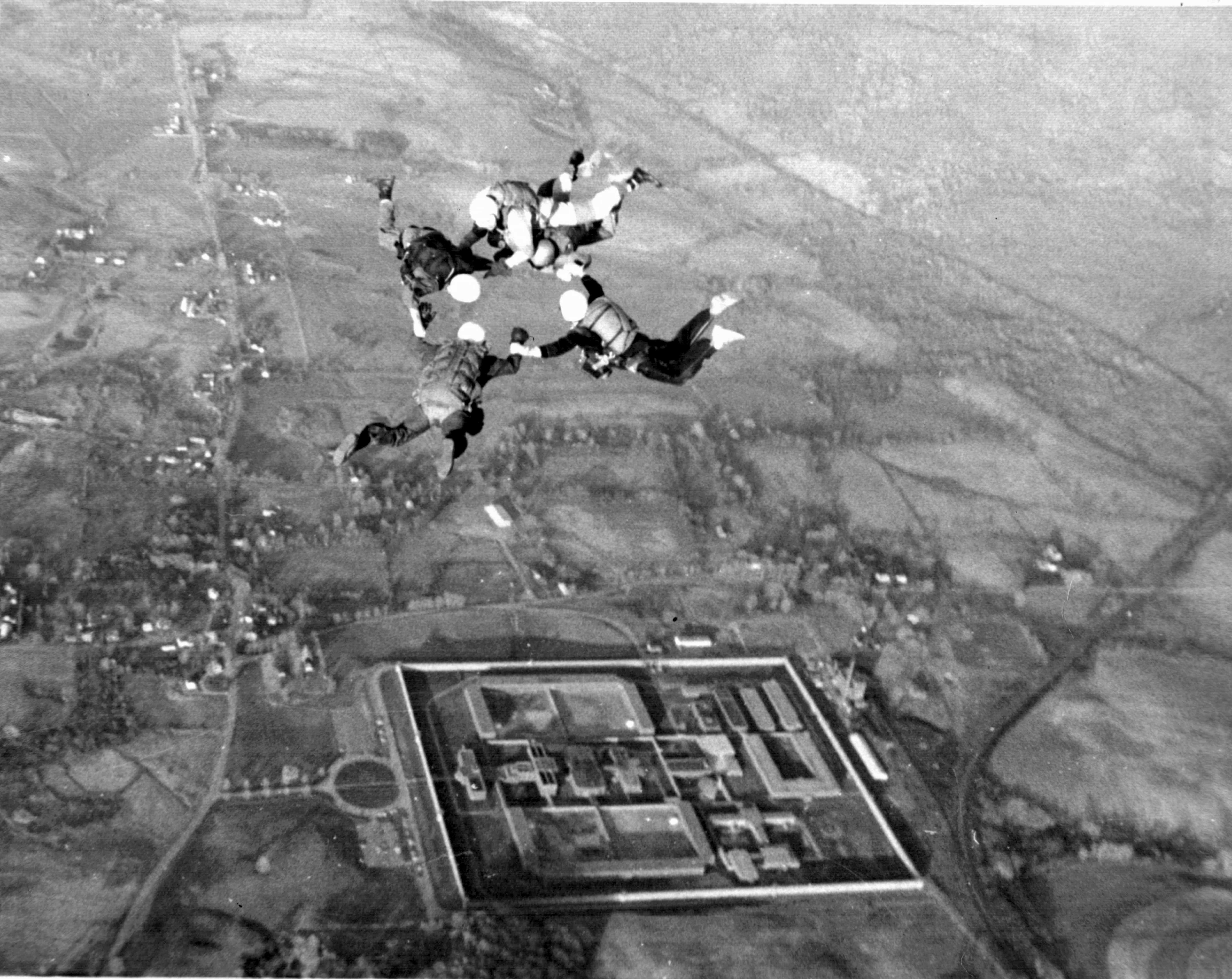 Stormville skydivers over Green Haven Correctional Facility